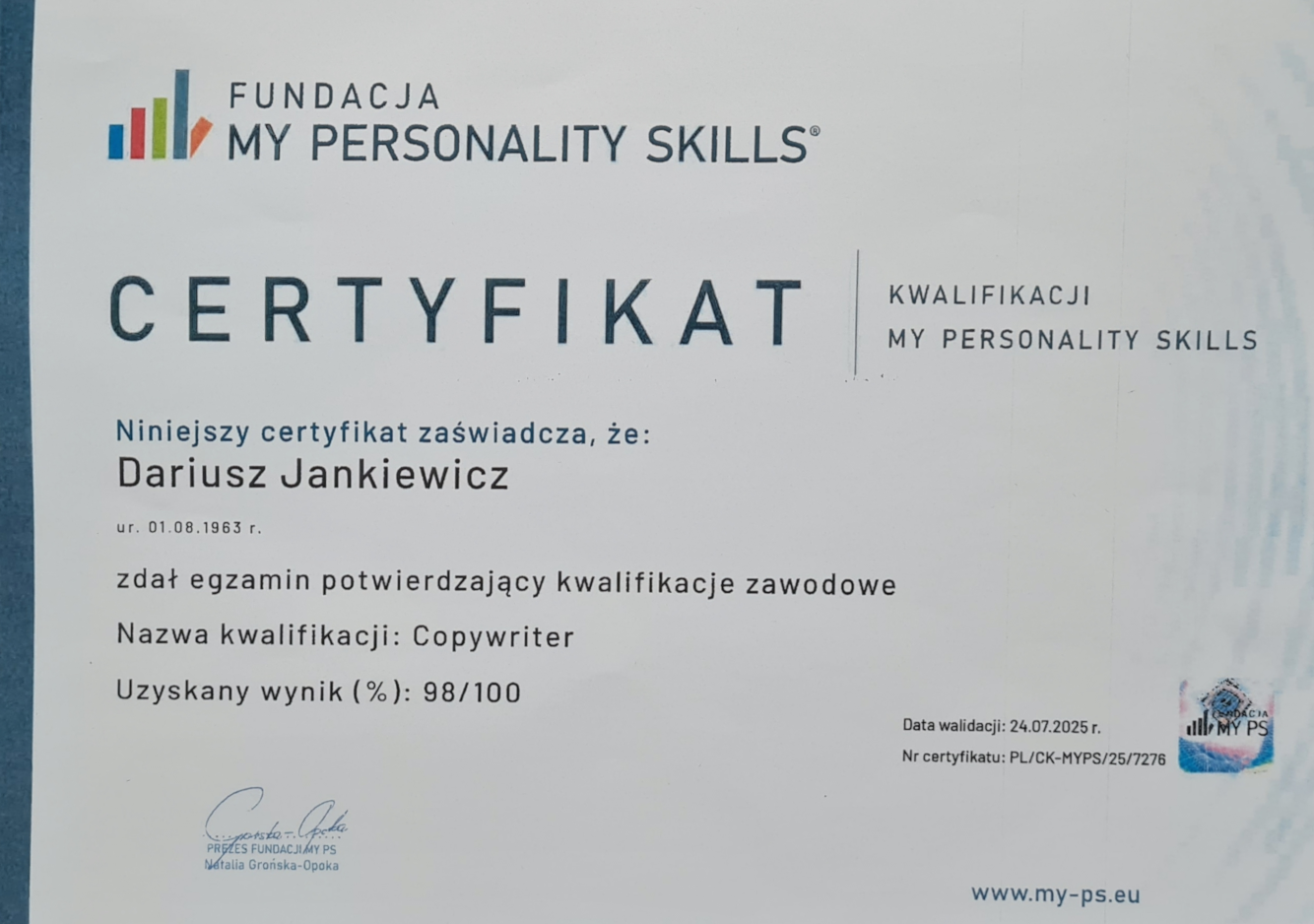 Grafika artykułu: Senior, który nie zamyka książki. Pan Dariusz Jankiewicz z certyfikatem Copywritera – wynik 98/100!